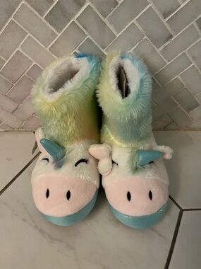 totes Kids Unicorn Slippers in Pastel Rainbow (blue, pink, green, yellow)